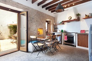 Microondas, lavavajillas, cafetera y tetera y utensilios de cocina 