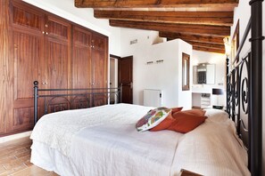 4 habitaciones, tabla de planchar con plancha, wifi y ropa de cama 