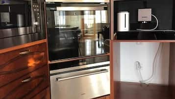 Full-sized fridge, microwave, oven, stovetop