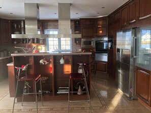 大型雪櫃/冰箱、微波爐、焗爐、爐具