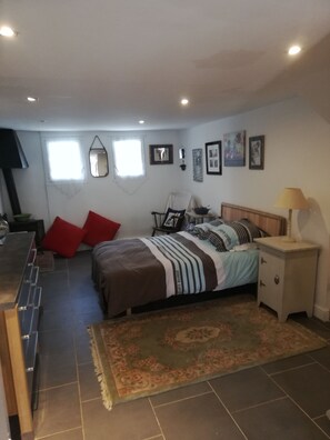 3 slaapkamers, een strijkplank/strijkijzer, wifi, beddengoed