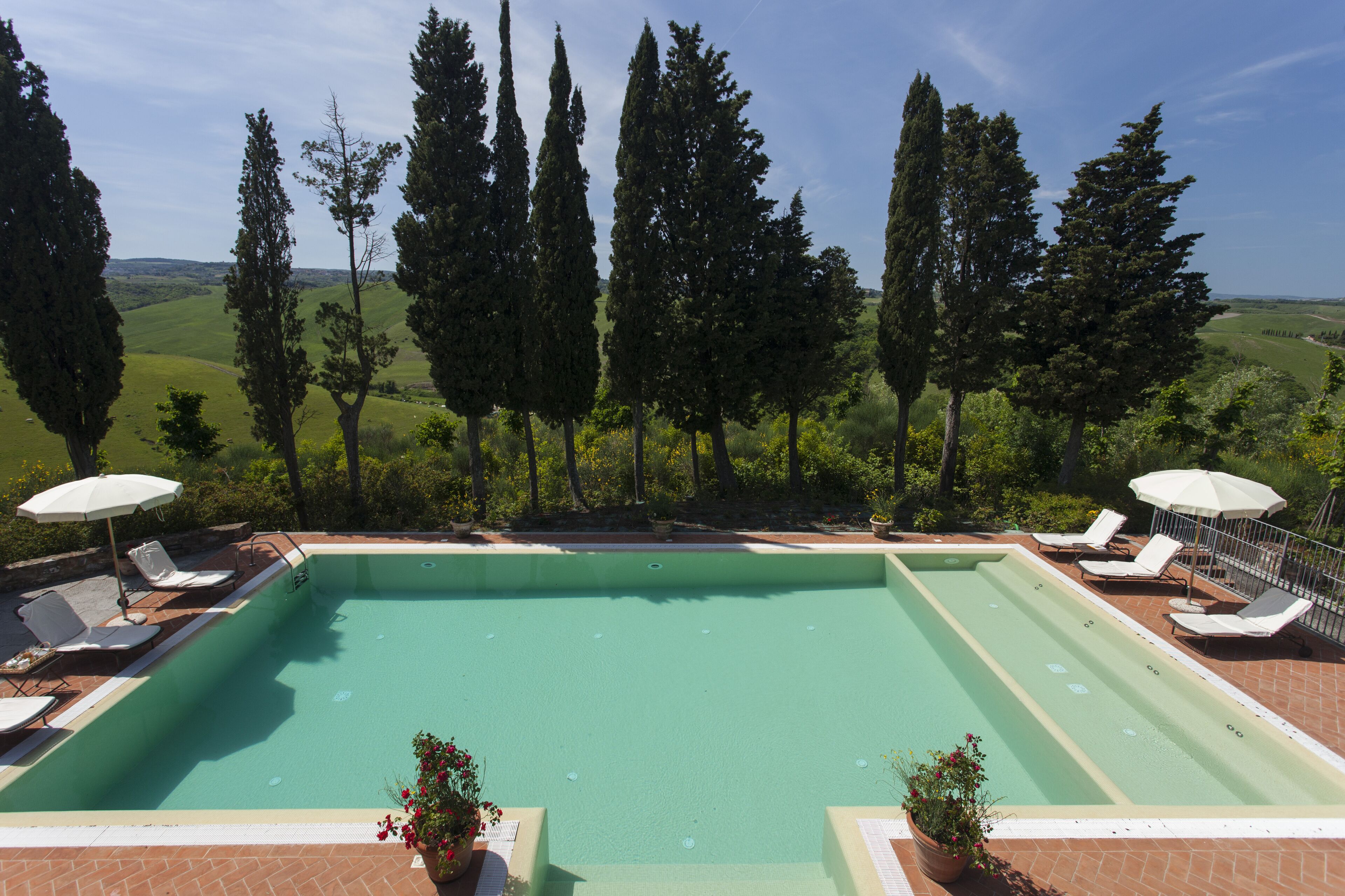 6 bedrooms villa with private infinity pool. Near Montaione with A\/C and Wi-Fi!