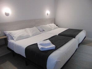 Habitación familiar | Escritorio, cortinas blackout y tabla de planchar con plancha 
