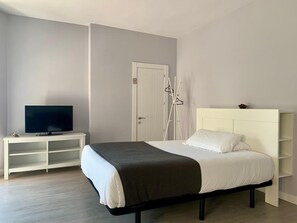 Escritorio, cortinas blackout y tabla de planchar con plancha 