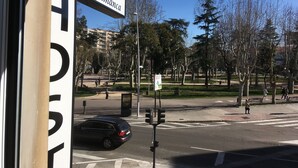 A street view with a sign for "Dream Salamanca" and a crosswalk. - Hostal I Dream Salamanca (Salamanca)