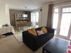 Smart-TV, DVD-Player, Bücher, Videothek