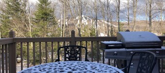 Fantastic Townhouse on Mount Snow Shuttle – Prime Location for Your Adventure!