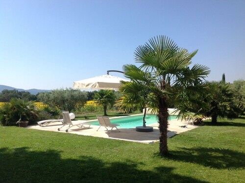 Luminous gite in a Provencal farmhouse in the heart of the Luberon.