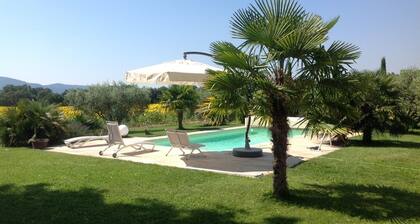 Gite lumineux situĂ© dans un Mas Provençal au cĆur du Luberon