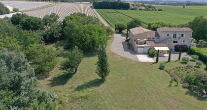 BRIGHT COTTAGE IN THE HEART OF LUBERON. Pool unavailable from July 4 to Sept 1.