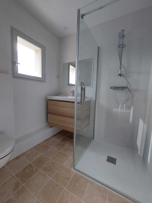 Regadera, secadora de cabello, toallas, papel de baño 
