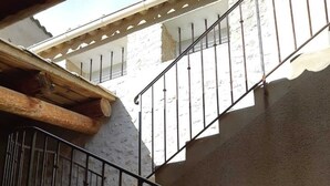 Eine Treppe mit Metallgeländer, das zu einer oberen Ebene führt.