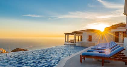 Casa Stella - henkeäsalpaava ylellinen villa merinäköalalla