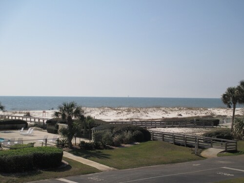 Family Friendly: 2 Bedroom;2 Bath;Sleeps 6;steps from beach