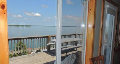Geräumiges Cottage Nr. 3 mit 3 Schlafzimmern und 1 Bad und Blick auf das Wasser