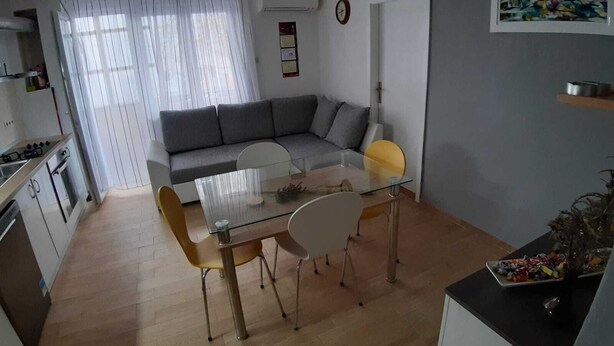 Ein zeitgemäßer Wohnraum mit Essbereich, Küche und Wohnzimmer.