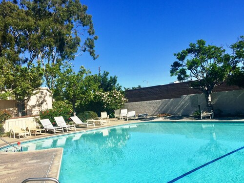 Condo entier, non partagé, communauté de complexe tranquille près du centre-ville