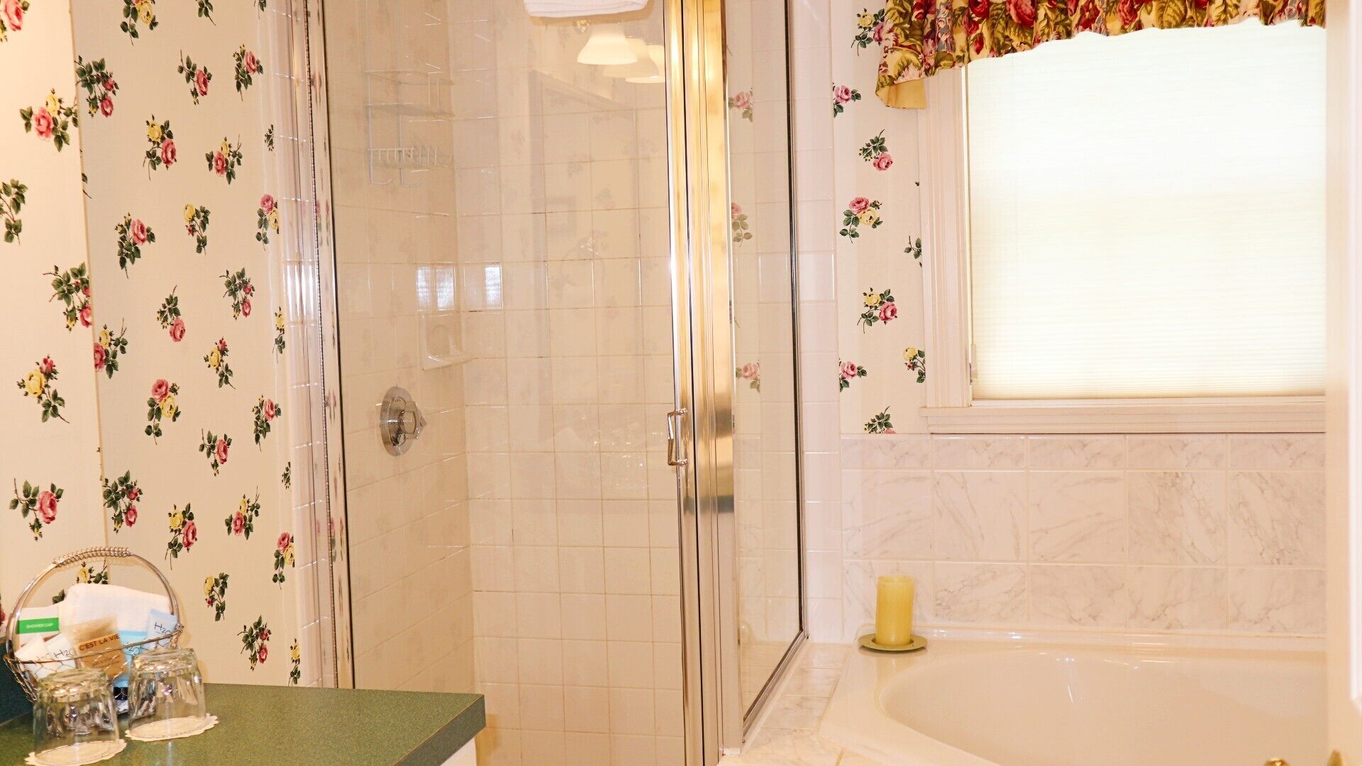 Un baño con ducha, bañera y lavamanos.