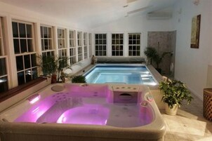 Indoor pool, sun loungers