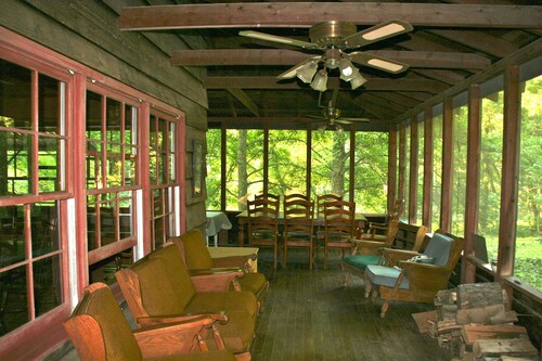 Kardinal Lodge war Teil der Kirche Camp großen 1950er Jahren.  Von Blue River begrenzt.