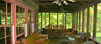 Cardinal Lodge faisait partie du camp de grande église de 1950. Bordé par Blue River.