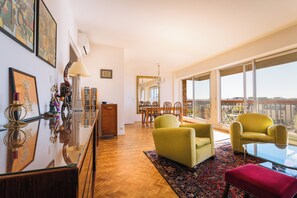 TV, books - Penthouse 2 Bedrooms Skyline View a/c (Paris)