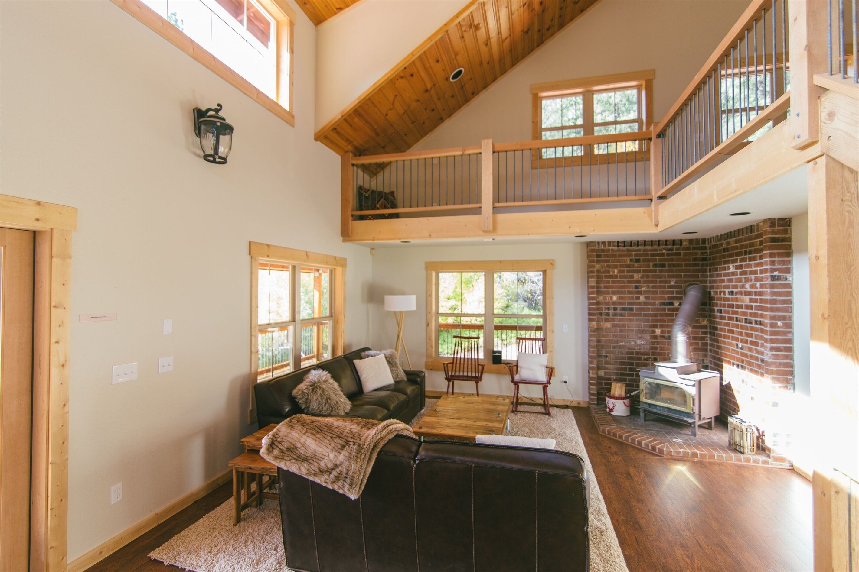 TV connectée, cheminée, lecteur de DVD, chaîne hi-fi