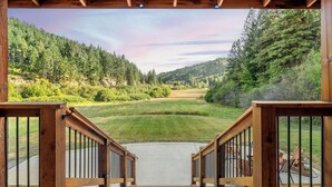 Una terraza de madera con vistas a un paisaje boscoso.