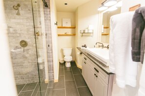 淋浴/盆浴组合、吹风机、毛巾、肥皂