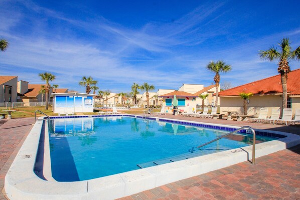 Alberca al aire libre y alberca climatizada