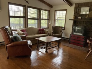 DVD player, books, video library - Waterfront 2 Bd cabin  on Blue River , PRIVATE RIVER ACCESS, kayaking, fishing (Corydon)