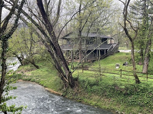 Waterfront 2 Bd cabin  on Blue River , PRIVATE RIVER ACCESS, kayaking, fishing