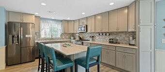 8 Ocean Rd - Renovated pet-friendly home, .3 mi from beach w. central A/C!