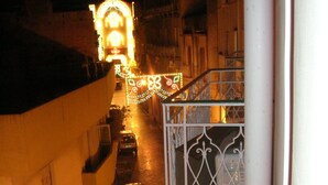 A street view at night with illuminated decorations and parked cars. - TRAPANI HOLIDAY HOME LOW COST 2 (TRAPANI)