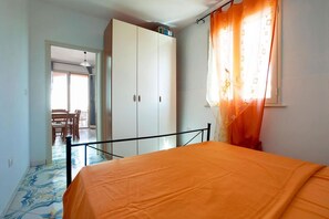 2 bedrooms, iron/ironing board, bed sheets