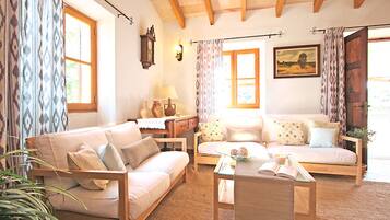 Smart-TV, Kamin, Bücher, Stereoanlage