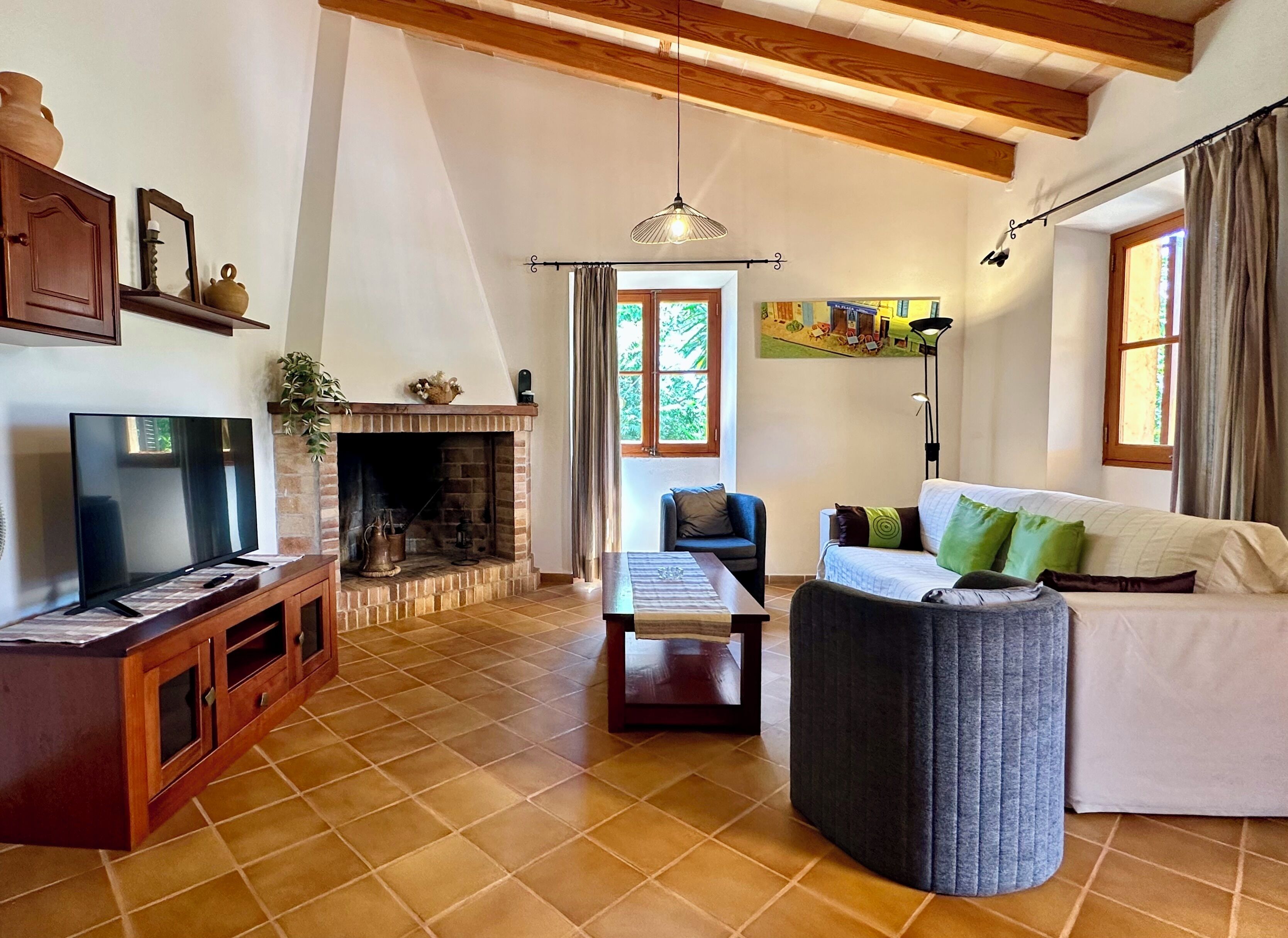 Una Smart TV, una chimenea, libros, un reproductor estéreo