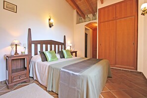 3 habitaciones, tabla de planchar con plancha y cuna de viaje