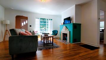Smart TV, fireplace, Netflix, streaming services