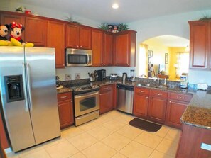 Frigorifero, microonde, forno, piano cottura