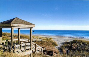 Plage, chaises longues, serviettes de plage