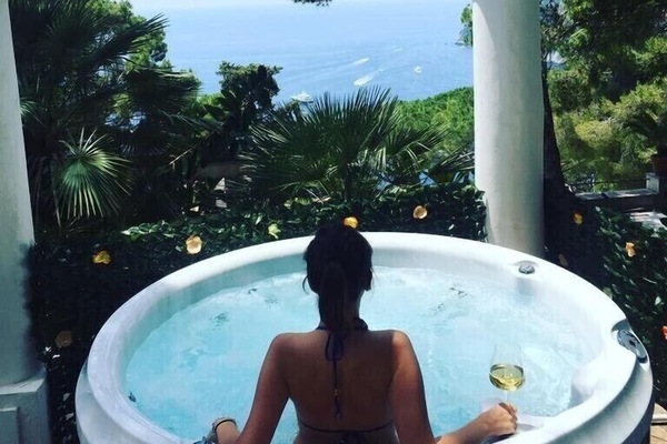 Outdoor spa tub