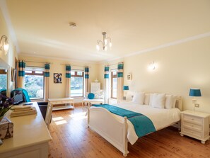 4 bedrooms, iron/ironing board, WiFi, bed sheets - Spectacular Setting Overlooking Beach (Cleggan)