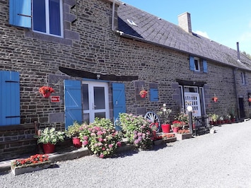 The beautiful frontage of Foxes Farm Gites. A Converted 18th century farm house.