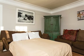1 chambre, bureau, fer et planche à repasser, lit parapluie
