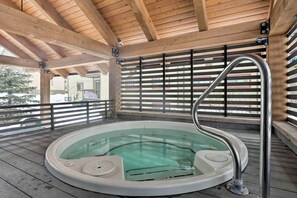 Indoor spa tub - Central Steamboat Condo: Outdoor Hot Tub & Pool! (Steamboat Springs)