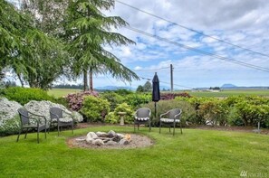 Property grounds - Carriage Hill Farm, 1 bed, 1 bath - 14 Night Minimum (Bow)