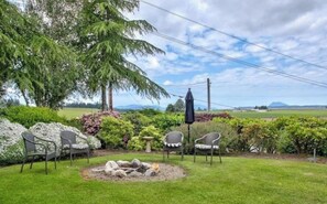 Property grounds - Carriage Hill Farm, 1 bed, 1 bath - 14 Night Minimum (Bow)