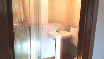 Ducha y bañera combinadas y toallas