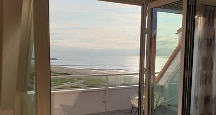 Penthouse "Windkracht 10 " at the beach of Cadzand with indoor pool!